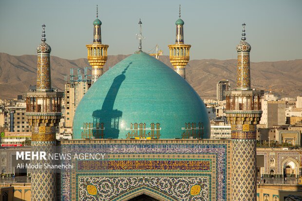 تعویض پرچم حرم امام رضا(ع) همزمان با سوم ربیع الاول