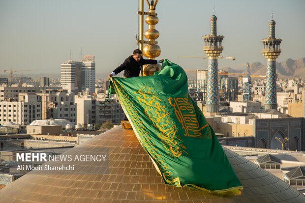 تعویض پرچم حرم امام رضا(ع) همزمان با سوم ربیع الاول