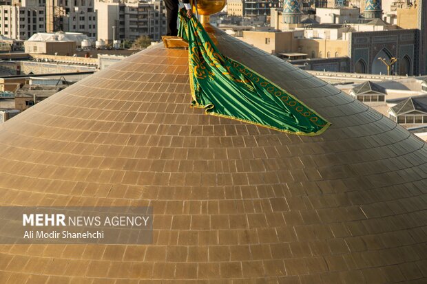 تعویض پرچم حرم امام رضا(ع) همزمان با سوم ربیع الاول