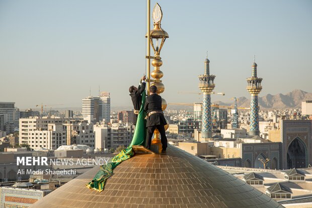 تعویض پرچم حرم امام رضا(ع) همزمان با سوم ربیع الاول
