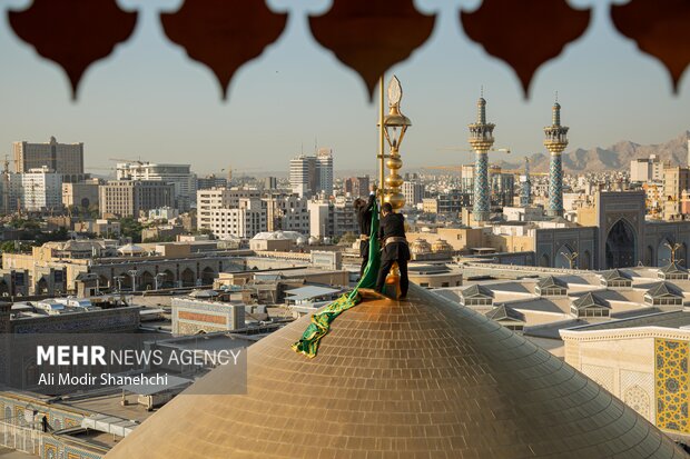 تعویض پرچم حرم امام رضا(ع) همزمان با سوم ربیع الاول