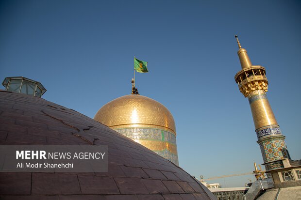 تعویض پرچم حرم امام رضا(ع) همزمان با سوم ربیع الاول