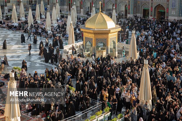 تعویض پرچم حرم امام رضا(ع) همزمان با سوم ربیع الاول