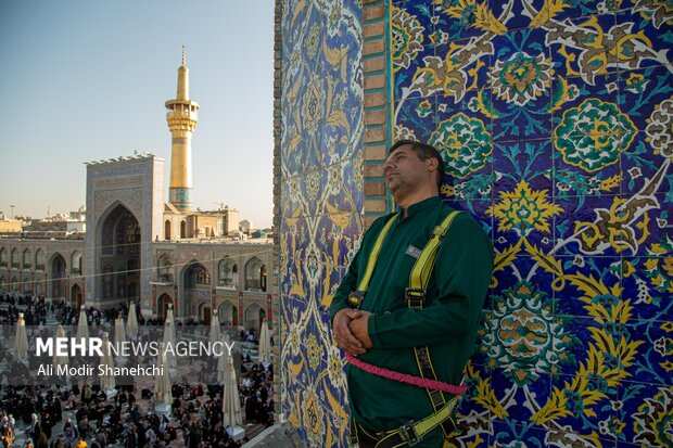 تعویض پرچم حرم امام رضا(ع) همزمان با سوم ربیع الاول