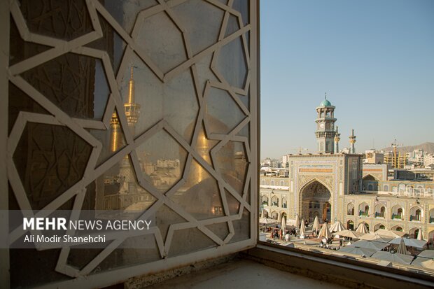 تعویض پرچم حرم امام رضا(ع) همزمان با سوم ربیع الاول