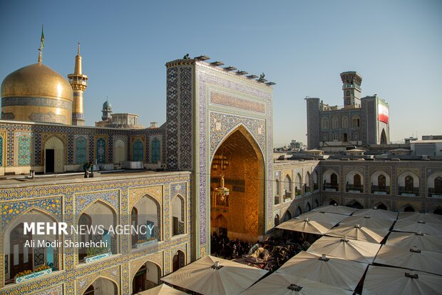 تعویض پرچم حرم امام رضا(ع) همزمان با سوم ربیع الاول