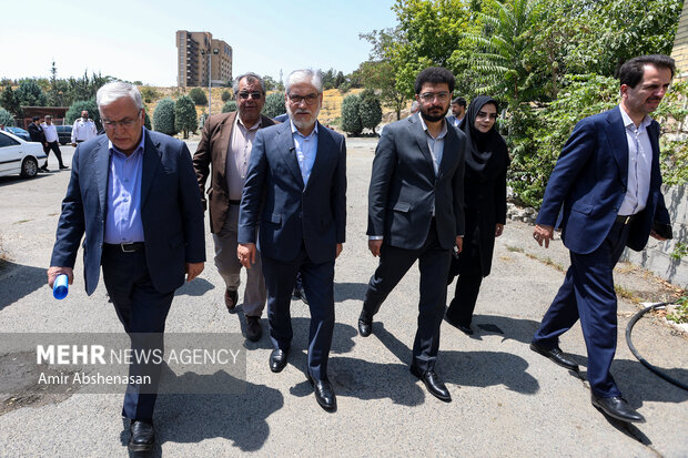 بازدید وزیر علوم از روند بازسازی خوابگاه دانشجویی دانشگاه شهید بهشتی