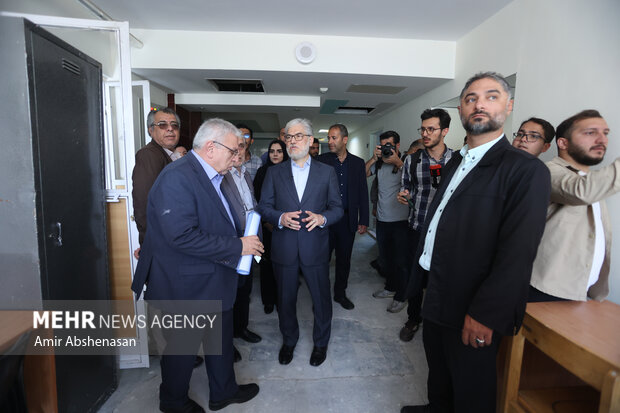 بازدید وزیر علوم از روند بازسازی خوابگاه دانشجویی دانشگاه شهید بهشتی