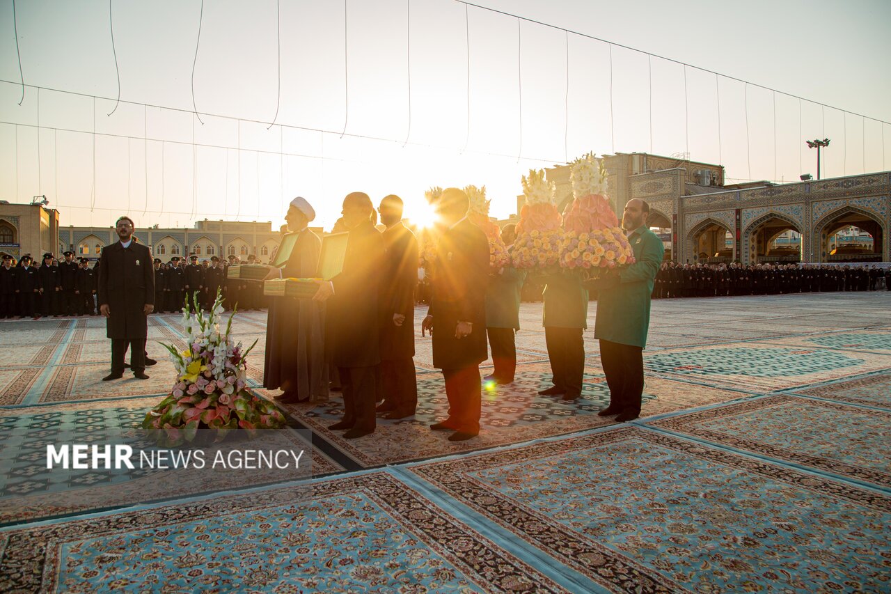 پرچم سبز رضوی بر فراز گنبد امام رضا(ع)