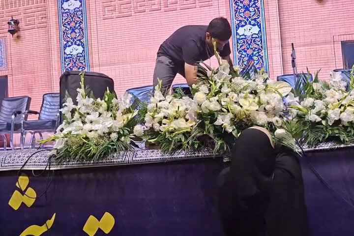 آماده سازی صحنه اجرای ویژه برنامه محفل در عرصه میدان شهدای مشهد