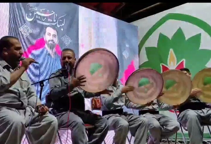 طنین نوای دف و مولودی خوانی در اجتماع شبانه مردم سنندج