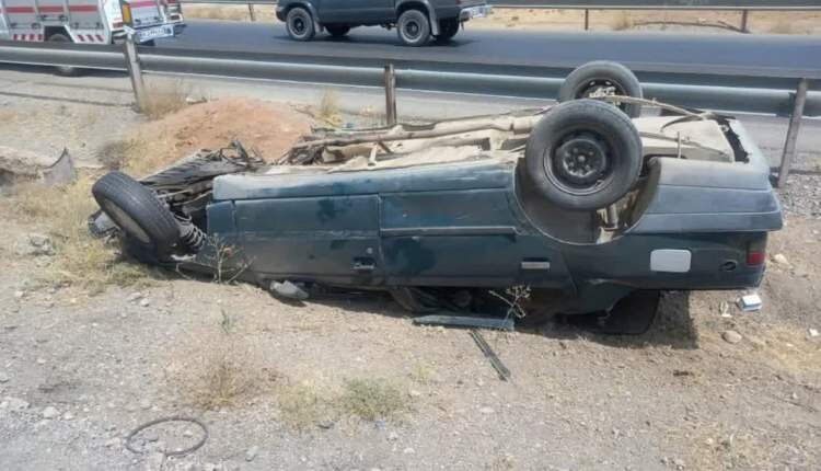 امدادرسانی به مصدومان واژگونی در محور سفیددشت-شهرکرد