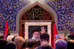 طنین شعار استکبارستیزی در جوار مزار نورانی «آقای شهید ایران»