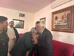 دیدار جانشین فرمانده کل سپاه پاسداران با خانواده شهید رجبعلی محمدزاده