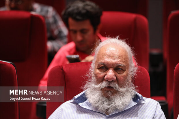جمشید جهانزاده در آئین اهدای گواهینامه درجه یک هنری به مجید مظفری