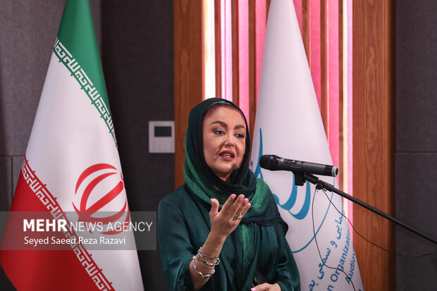 شقایق فراهانی در آئین اهدای گواهینامه درجه یک هنری به مجید مظفری