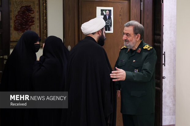 دیدار دبیر شورای عالی امنیت ملی با خانواده شهیدان لاریجانی