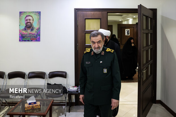 دیدار دبیر شورای عالی امنیت ملی با خانواده شهیدان لاریجانی
