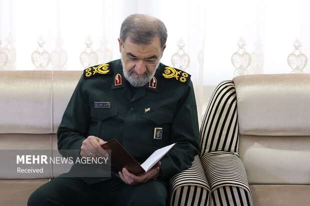 دیدار دبیر شورای عالی امنیت ملی با خانواده شهیدان لاریجانی