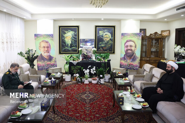 دیدار دبیر شورای عالی امنیت ملی با خانواده شهیدان لاریجانی