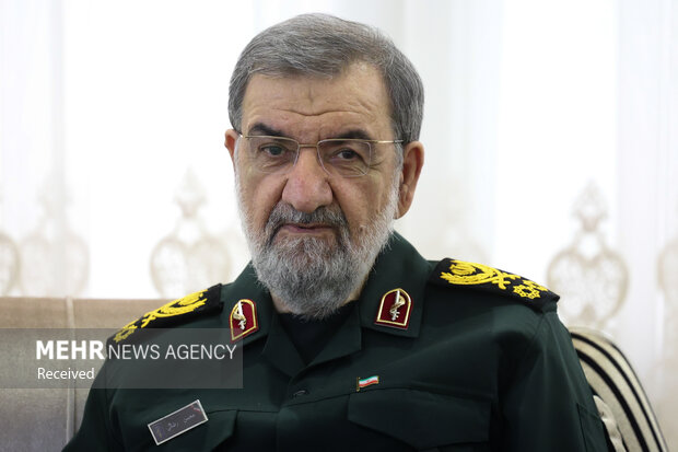 دیدار دبیر شورای عالی امنیت ملی با خانواده شهیدان لاریجانی
