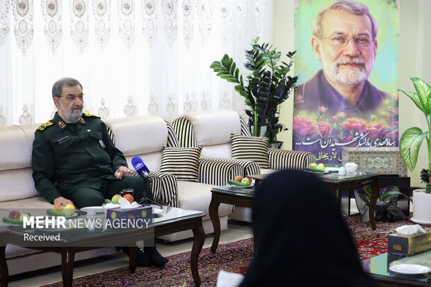 دیدار دبیر شورای عالی امنیت ملی با خانواده شهیدان لاریجانی