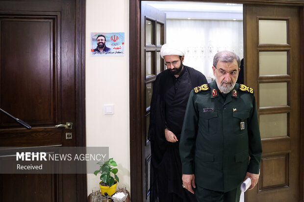دیدار دبیر شورای عالی امنیت ملی با خانواده شهیدان لاریجانی
