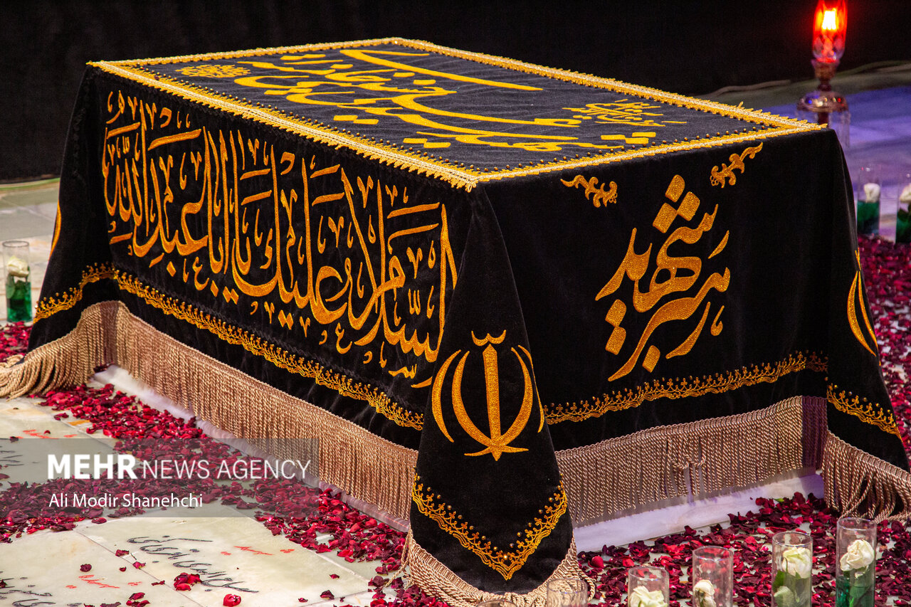 حضور پزشکیان در رواق دارالذکر و زیارت مزار رهبر شهید انقلاب