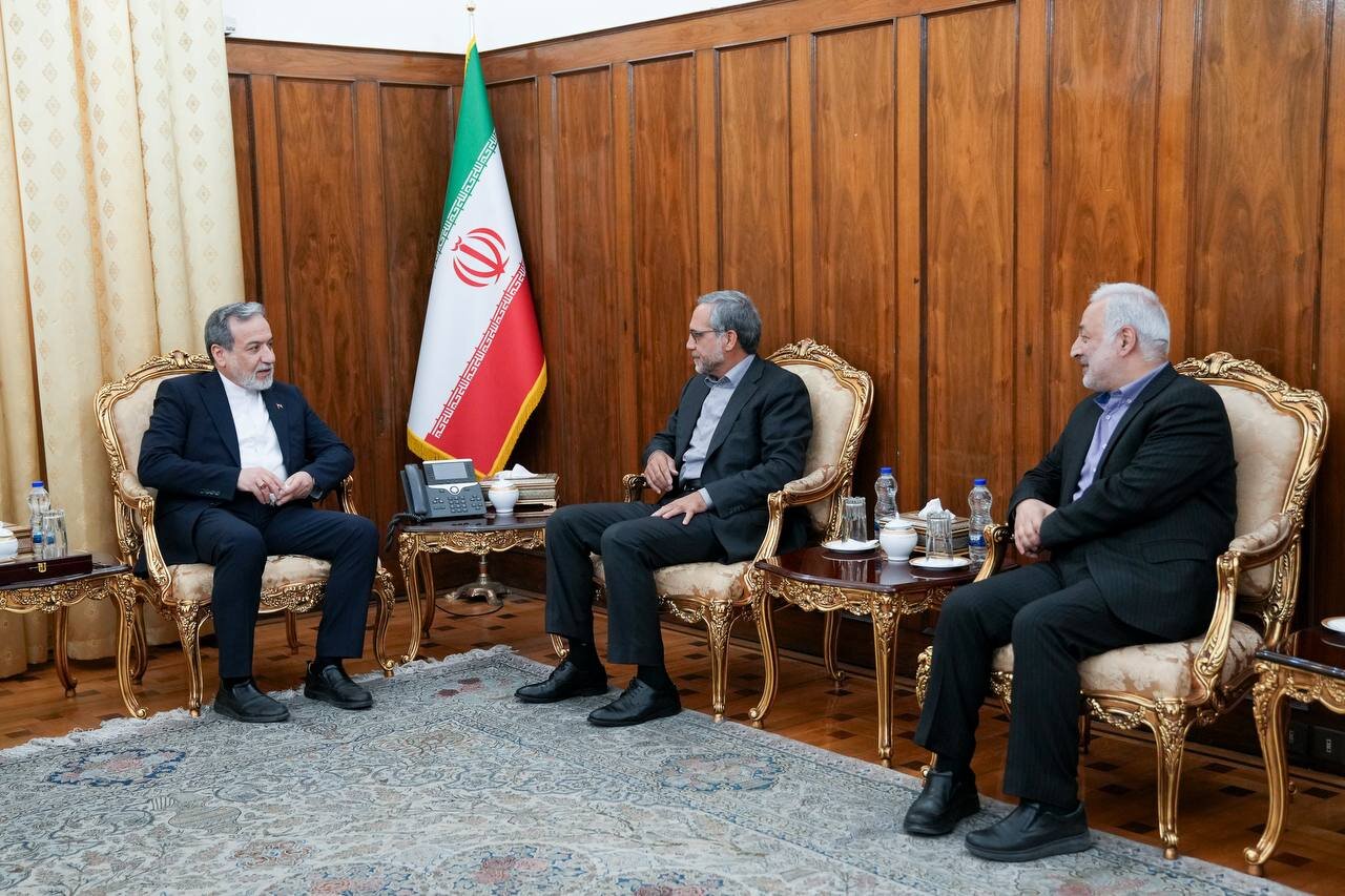 دیدار دو تن از نمایندگان مجلس شورای اسلامی با وزیر امور خارجه