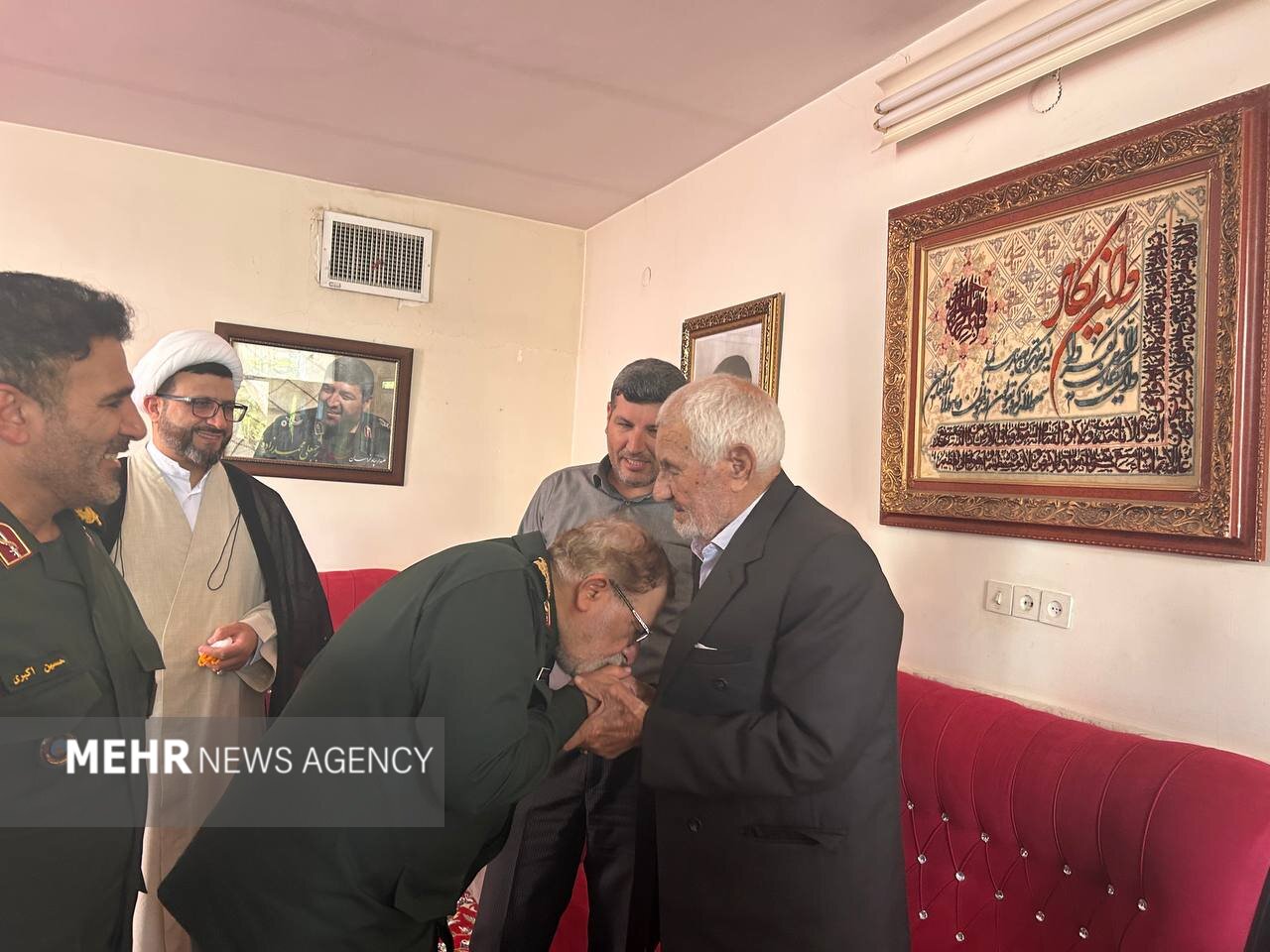 دیدار جانشین فرمانده کل سپاه پاسداران با خانواده شهید رجبعلی محمدزاده
