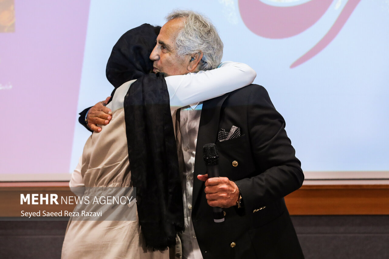 آئین اهدای گواهینامه درجه یک هنری به مجید مظفری آئین اهدای گواهینامه درجه یک هنری به مجید مظفری