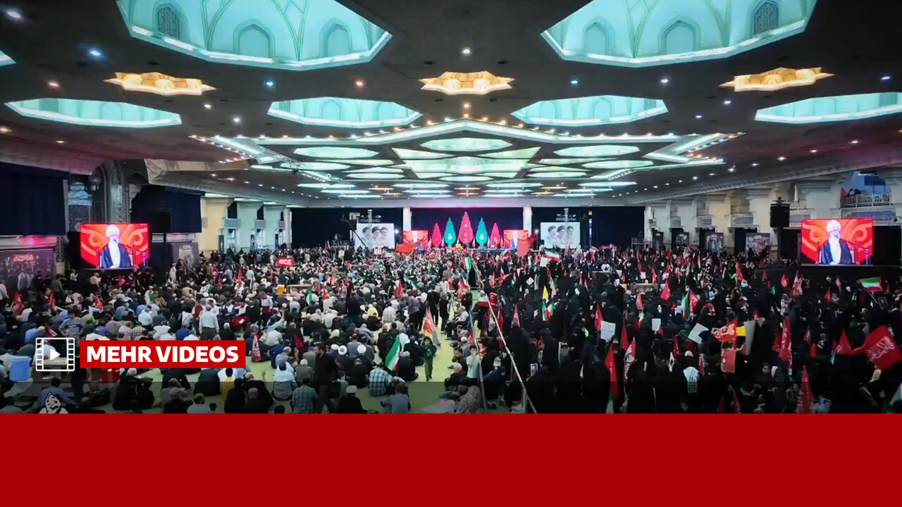 برگزاری مراسم چهلم شهید ایران در مصلای تهران با اهتزاز پرچمهای خونخواهی