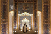 انتشار تصویری از حضور رهبر شهید در حرم حضرت معصومه(س)