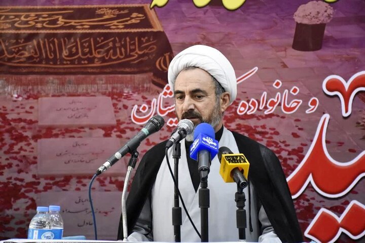شعارهای تفرقه‌افکنانه آب در آسیاب دشمن ریختن است