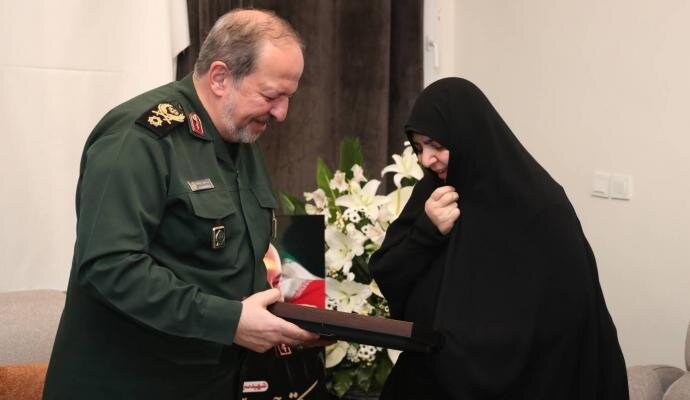 دیدار سردار ابن الرضا با خانواده شهدای جنگ رمضان دیدار سردار ابن الرضا با خانواده شهدای جنگ رمضان