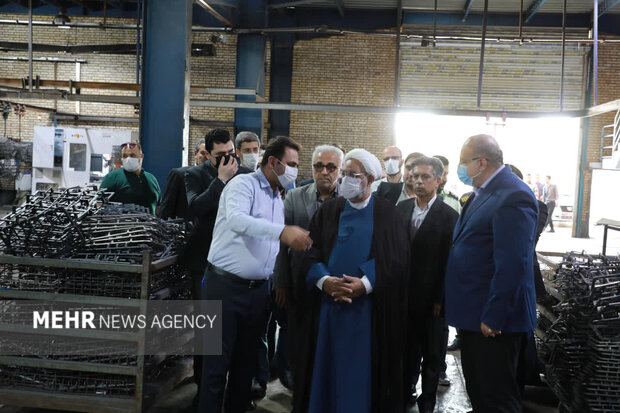 اکبری: مشکلات تولیدکنندگان نباید پشت میز جلسات باقی بماند