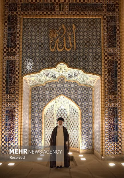 انتشار تصویری از حضور رهبر شهید در حرم حضرت معصومه(س)