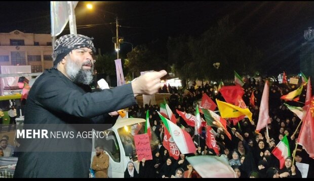همخوانی نماهنگ «تنگه رو محکم بگیر» در تجمع مردم شیروان