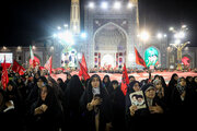 موج ارادت زائران در آیین اربعین تدفین رهبر شهید