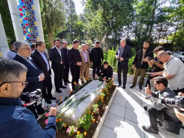 وزیر ورزش و جوانان به شهدای گمنام استانداری کردستان ادای احترام کرد