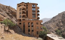 تخریب ساختمان ۱۰ طبقه غیرمجاز در اراضی ملی میگون آغاز شد