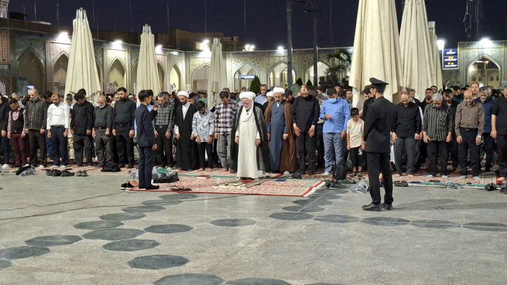 اقامه نماز در حرم رضوی با حضور عزاداران مراسم اربعین تدفین رهبر شهید