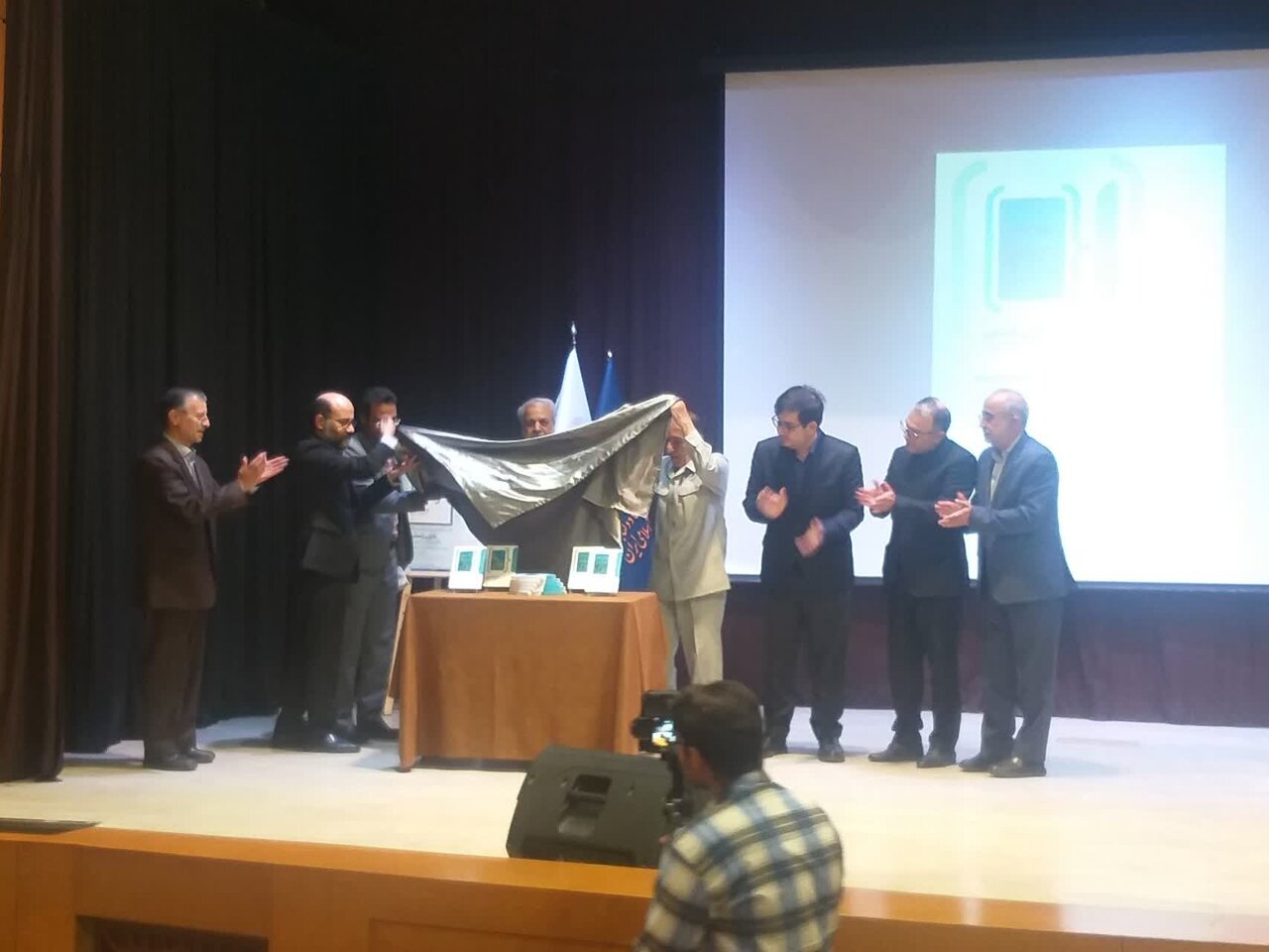 گزارش تحلیلی: کتاب «یاران راستین» در مشهد رونمایی شد | مهر - کد 50a2