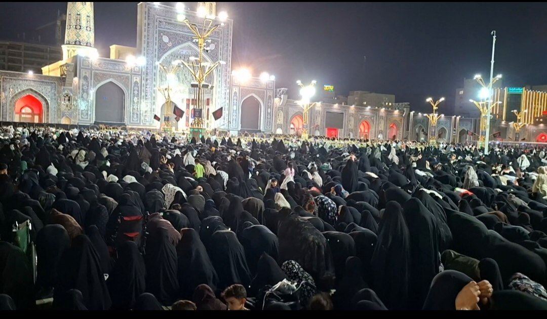 گزارش تحلیلی: حضور گسترده زائران در مراسم چهلم تدفین رهبر شهید در حرم امام رضا(ع) | مهر - کد e760