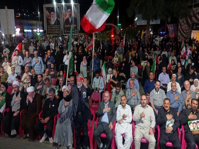 تداوم اجتماع شبانه سنندجی‌ها در لبیک به فرمان رهبر انقلاب