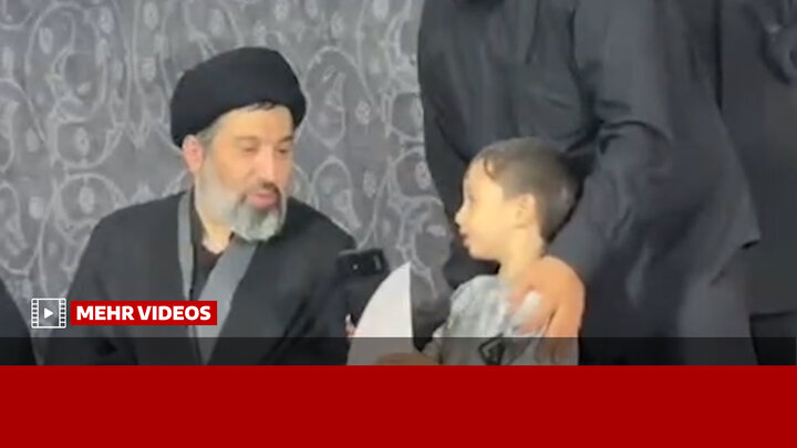 گفتگوی جالب یک کودک با فرزند رهبر شهید انقلاب برای گرفتن یک عکس