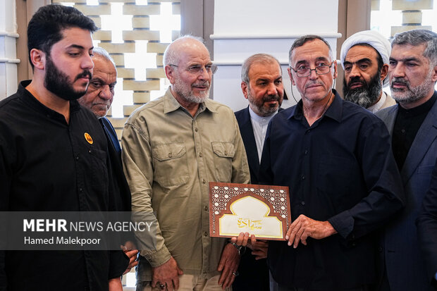 قالیباف بر مزار شهدای مقاومت و رئیسعلی دلواری