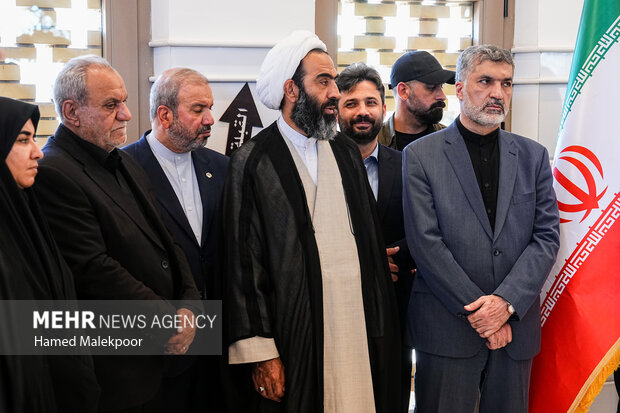 قالیباف بر مزار شهدای مقاومت و رئیسعلی دلواری