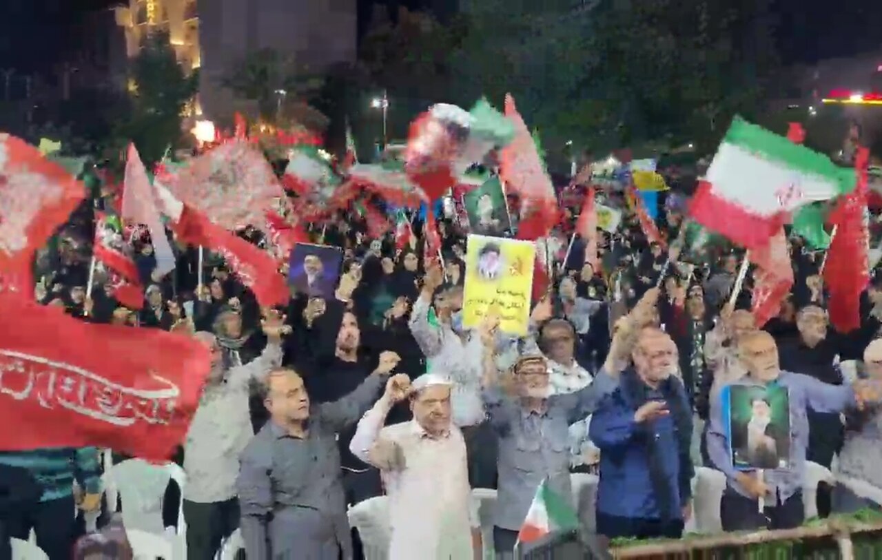 گالیکش پای کار ایران؛ تجمع شبانه در دفاع از کشور