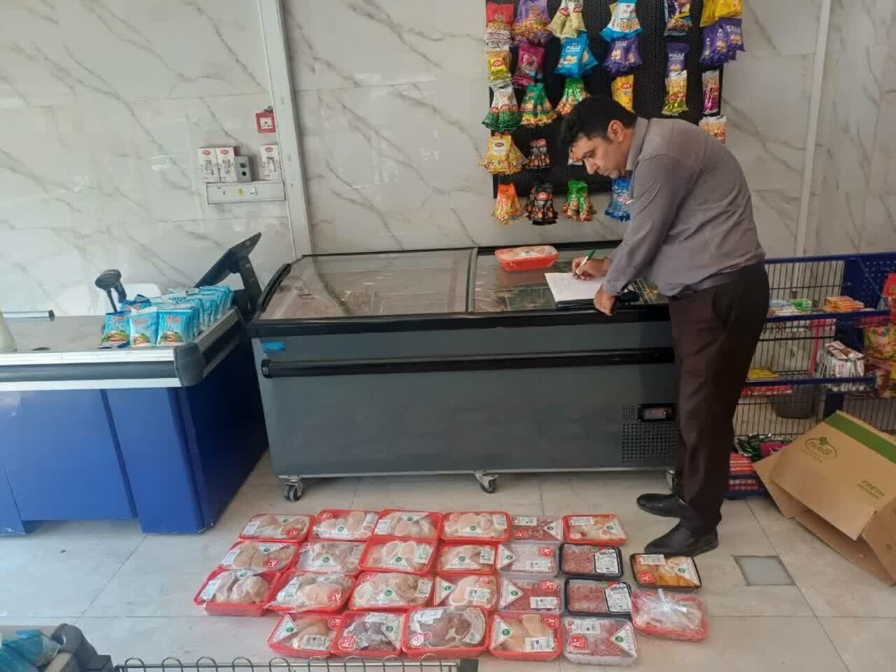۶۲ کیلوگرم گوشت و مرغ تاریخ‌گذشته در ساوه معدوم شد